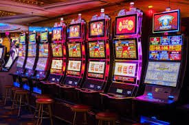 Pengguna menikmati permainan roulette secara langsung lewat ponsel dengan grafis tinggi di trisakti88