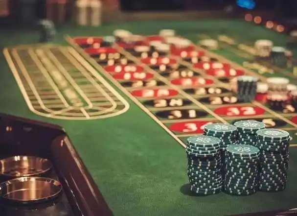 Dealer live casino profesional sedang mengatur permainan dalam sesi live streaming