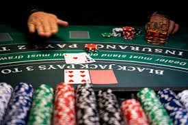 Pemandangan ruang bermain Live Casino penuh interaksi dengan dealer dan pemain lainnya secara online